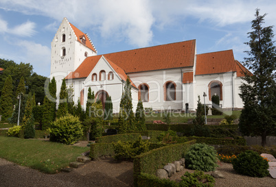 Kirchhof mit Kirche
