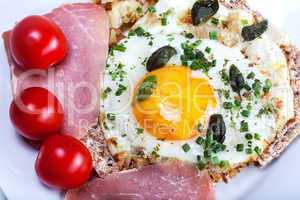 Fried eggs with ham and tomato