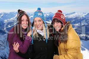 Gruppe von jungen Frauen im Winter die lachen in den Bergen