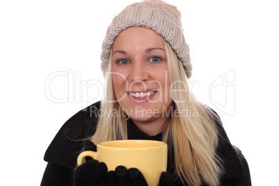 Junge blonde Frau beim Trinken einer Tasse Tee im Winter