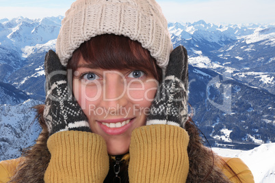 Portrait einer junge Frau im Winter beim Frieren in der Kälte i