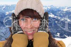 Portrait einer junge Frau im Winter beim Frieren in der Kälte i