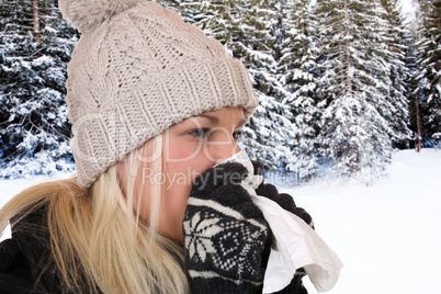 Junge Frau mit Taschentuch ist krank hat eine Erkältung drauße