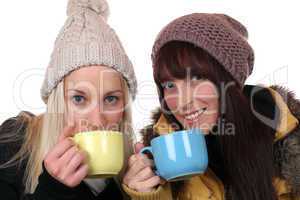Junge Frauen beim Trinken einer Tasse Tee im Winter