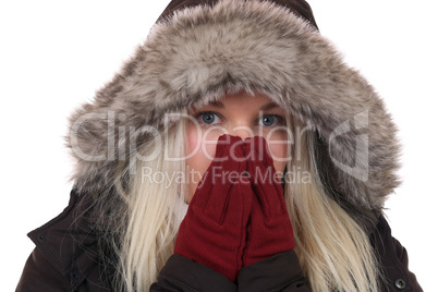 Junge Frau im Winter beim Frieren in der Kälte mit Mütze und H