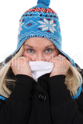 Junge Frau im Winter beim Frieren mit Mütze