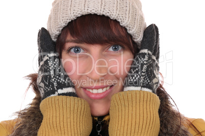 Portrait einer junge Frau im Winter beim Frieren in der Kälte