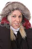 Lachende Frau im Winter beim Frieren mit warmer Jacke