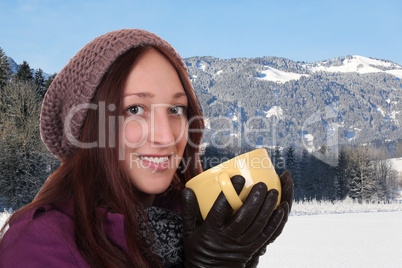 Portrait einer jungen Frau beim Trinken einer Tasse Tee in den B