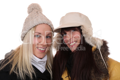 Zwei lachende Frauen im Winter mit Mütze und Schal