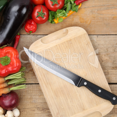 Gesundes Essen Gemüse zubereiten und schneiden Messer auf Küch