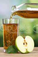 Gesunde Ernährung Apfelsaft eingießen aus grünem Apfel