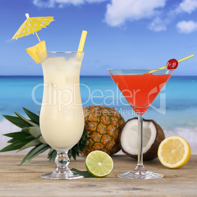 Cocktails und Alkohol Getränke am Strand und Meer