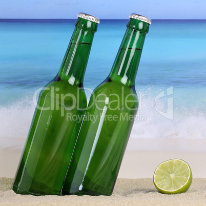 Bier in Bierflaschen am Strand im Sand