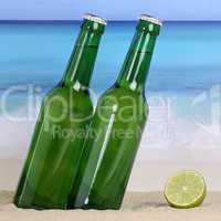 Bier in Bierflaschen am Strand im Sand