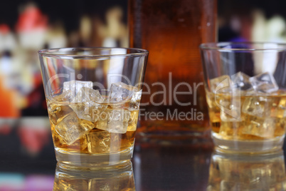 Whisky oder Whiskey im Glas in einer Bar