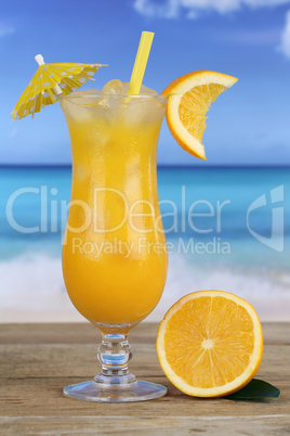 Orangensaft Früchte Cocktail am Strand