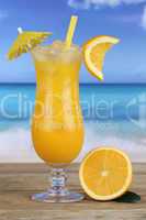 Orangensaft Früchte Cocktail am Strand