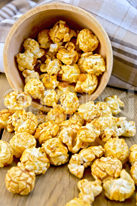 Popcorn caramel on board in bowl with napkin