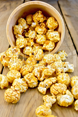 Popcorn caramel on board in wooden bowl