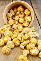 Popcorn caramel on board in wooden bowl