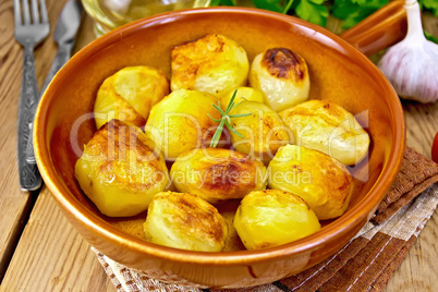 Potatoes fried in ceramic pan