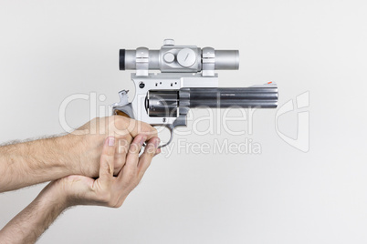 Schütze hält .357 Magnum Revolver