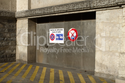 French tow away sign on parking door