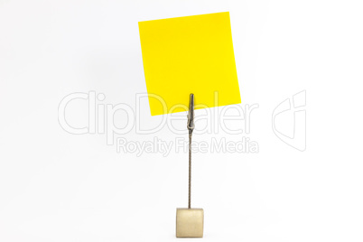 Zettelhalter hält gelben Notizzettel