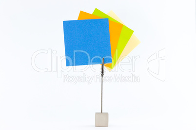 Zettelhalter hält mehrere farbige Zettel