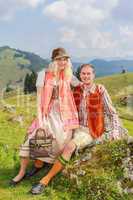 Liebespaar in modischer traditioneller bayerischer Leder hose und Dirndl mit Hut