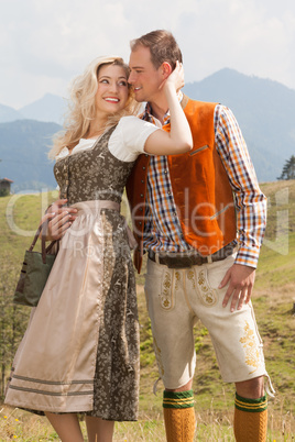 Junges romantisches Liebespaar in bayerischer Tracht