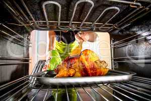 Cooking chicken in the oven at home.