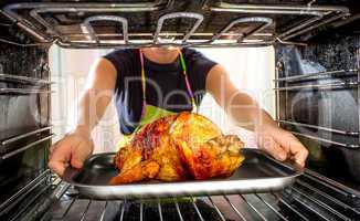 Cooking chicken in the oven at home.