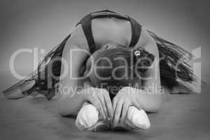 Black and white foto of stretching ballerina