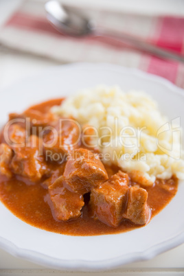 Gulasch mit Nockerl