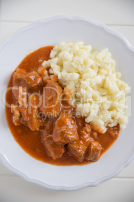 Gulasch mit Nockerl