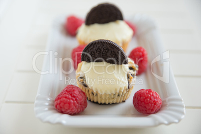 Cupcakes mit Oreos und Himbeeren