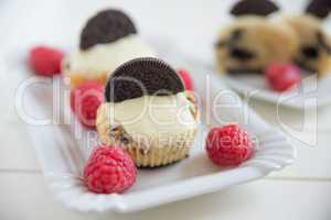 Cupcakes mit Oreos und Himbeeren