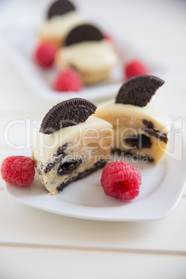 Cupcakes mit Oreos und Himbeeren