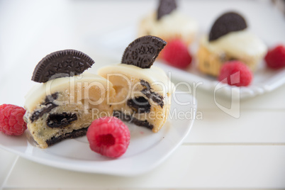 Cupcakes mit Oreos und Himbeeren