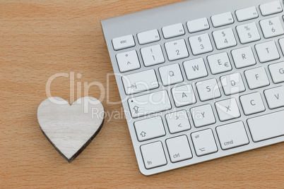 Liebes Emails - Holzherz neben Tastatur