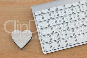 Liebes Emails - Holzherz neben Tastatur