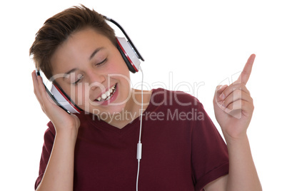 Teenager Junge mit Kopfhörer beim Musik hören