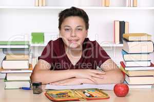 Lachender und glücklicher Junge macht Hausaufgaben in der Schul