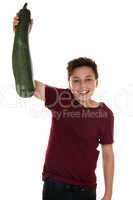 Gesunde Ernährung lachender Junge mit Zucchini Gemüse