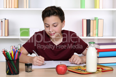 Junge beim Schreiben von Hausaufgaben in der Schule
