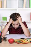 Schüler hat Stress bei Hausaufgaben in der Schule