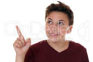 Teenager Junge zeigt mit dem Finger nach oben
