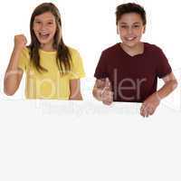 Lachende Kinder mit leerem Plakat und Textfreiraum zeigen Daumen